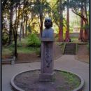 Pamätník – plastika Andreja Sládkoviča v Botanickej záhrade